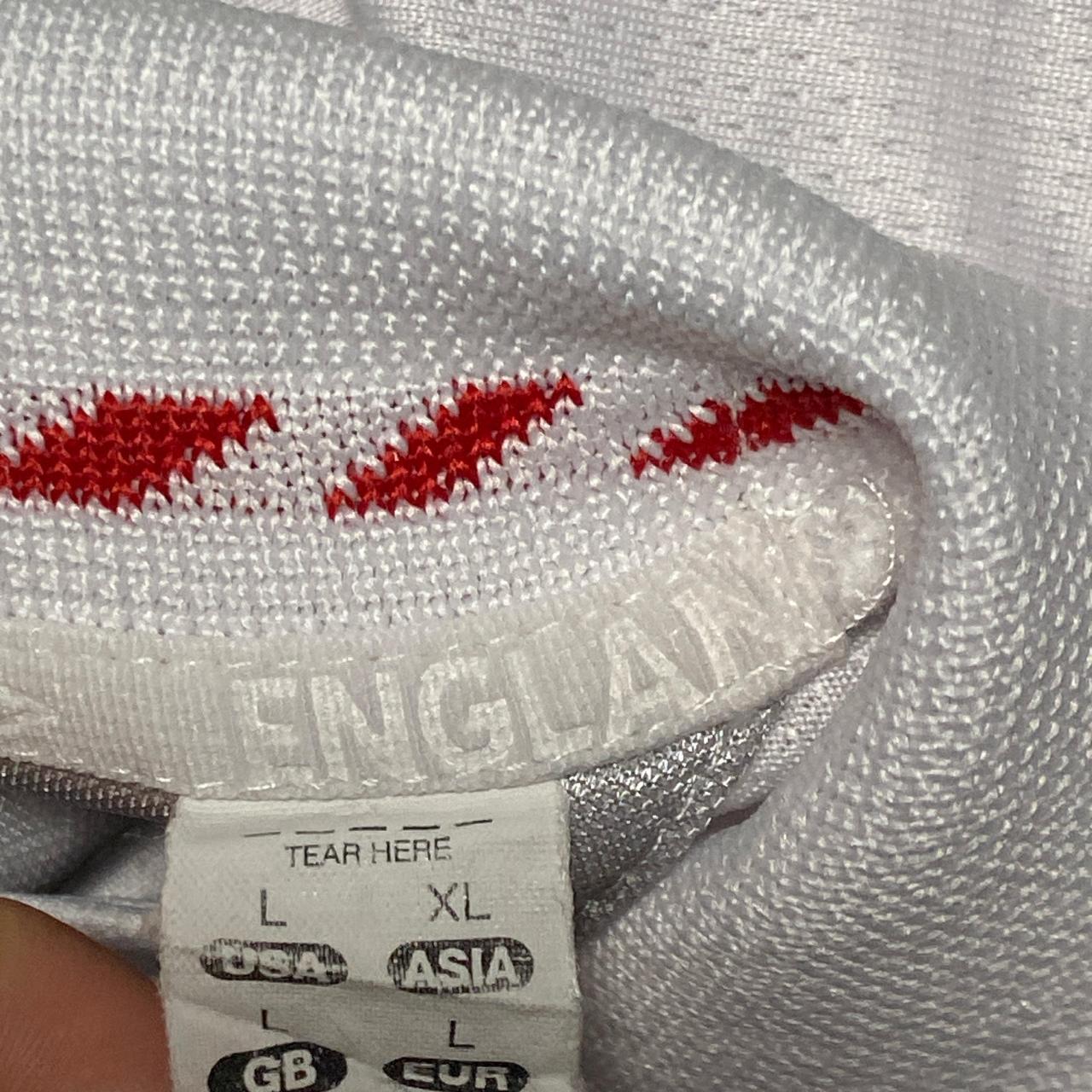 England Umbro Home White and Red Vintage 2005-2007 Football Jersey (M)