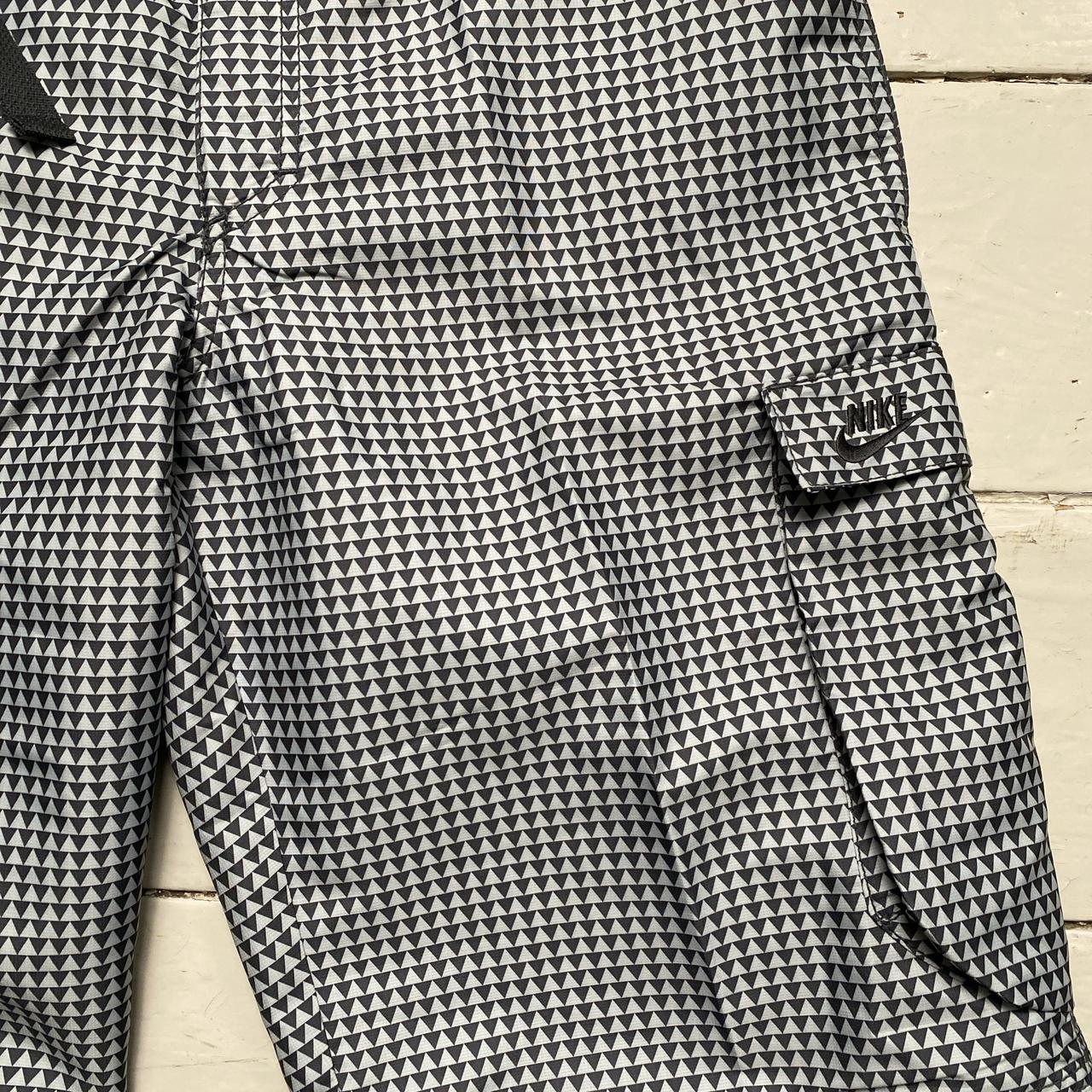 Nike Vintage y2k Black and White Cargo Shorts (M)