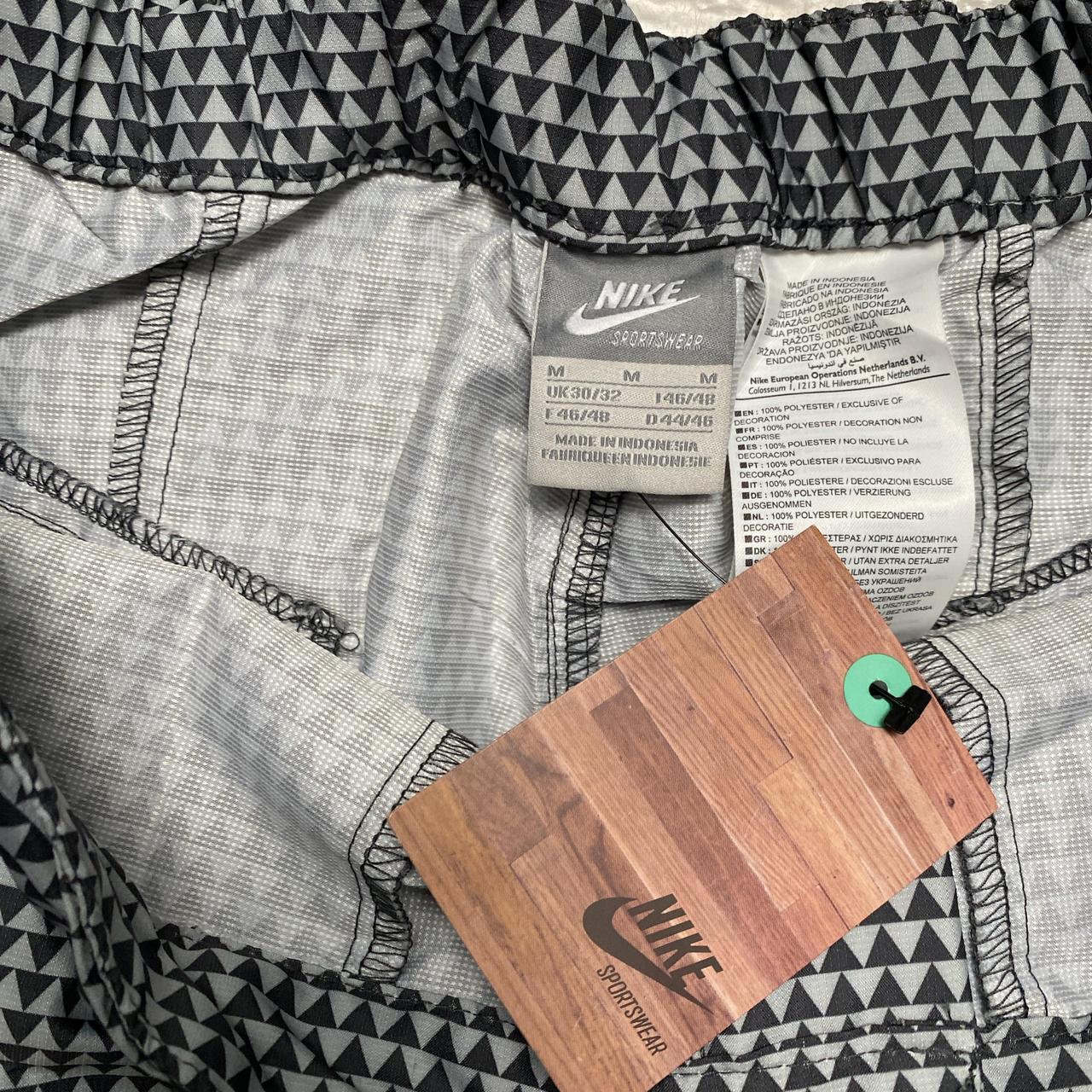 Nike Vintage y2k Black and White Cargo Shorts (M)