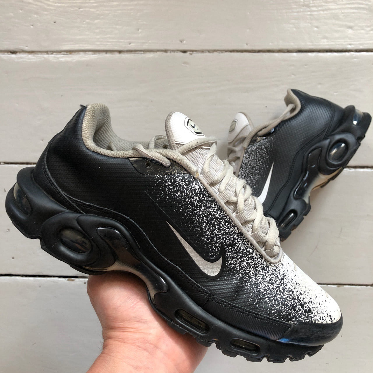 Air max plus tn se spray painted - black / white best sale