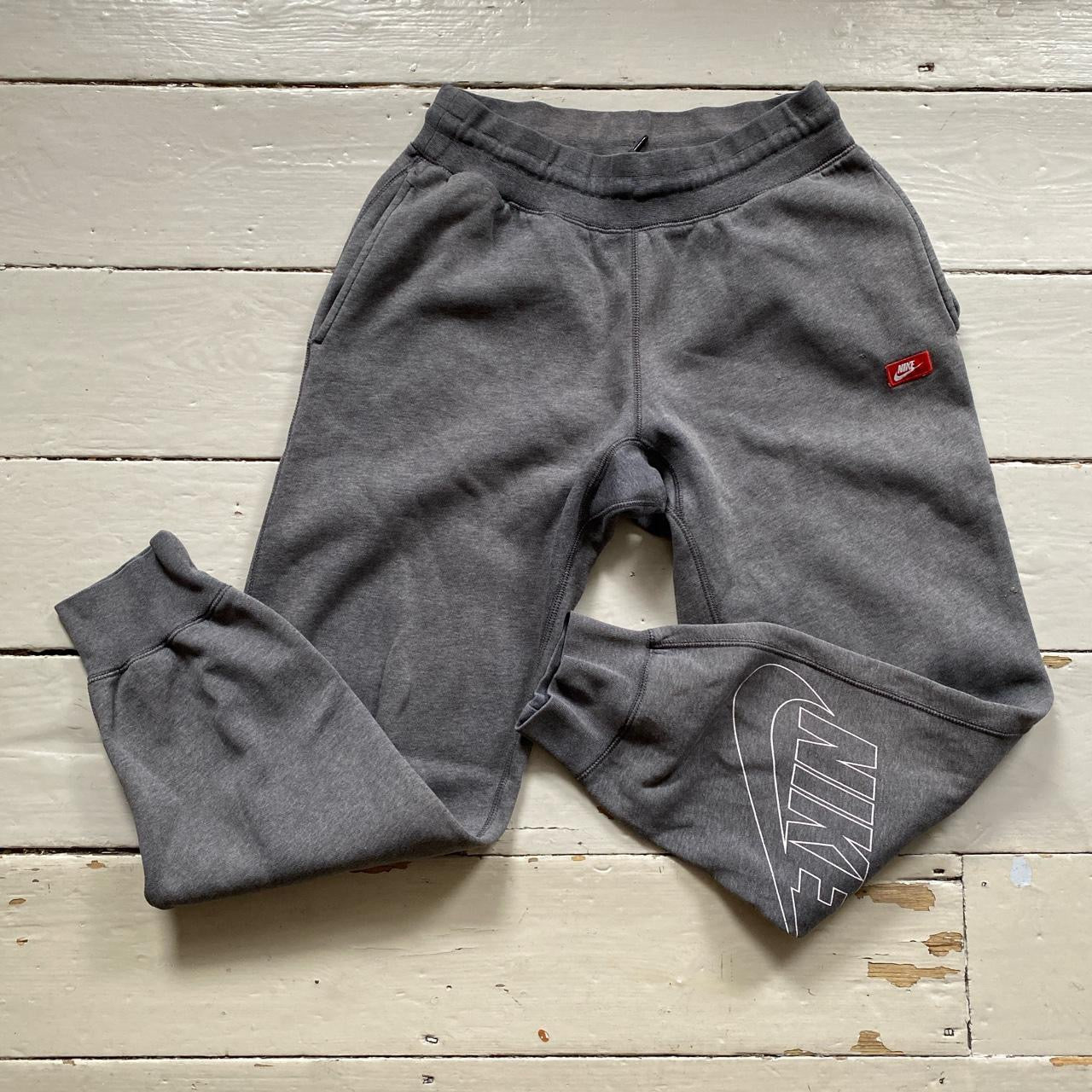 Nike box logo joggers best sale