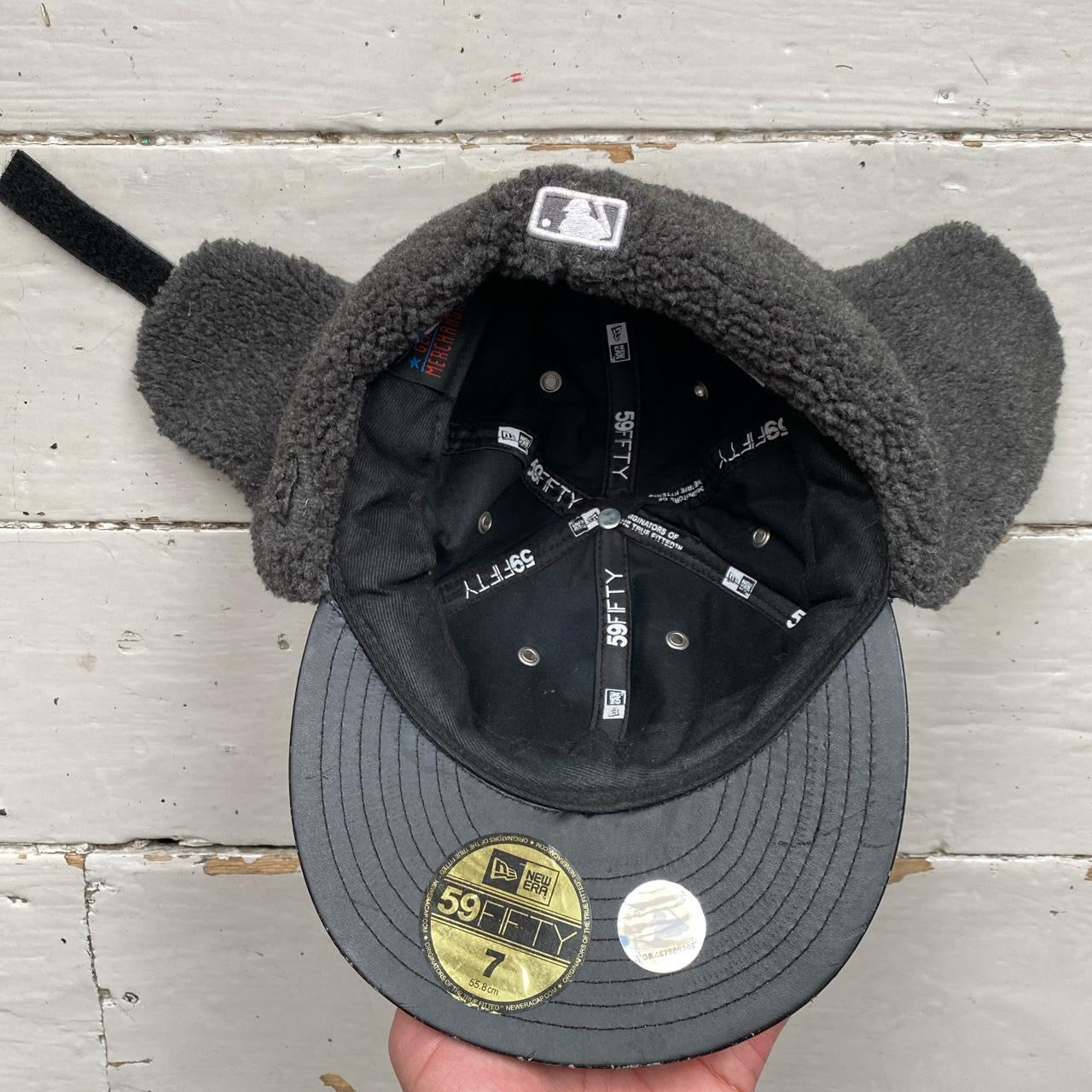 New York Yankees Black Dog Ear Fitted Cap (Size 7)