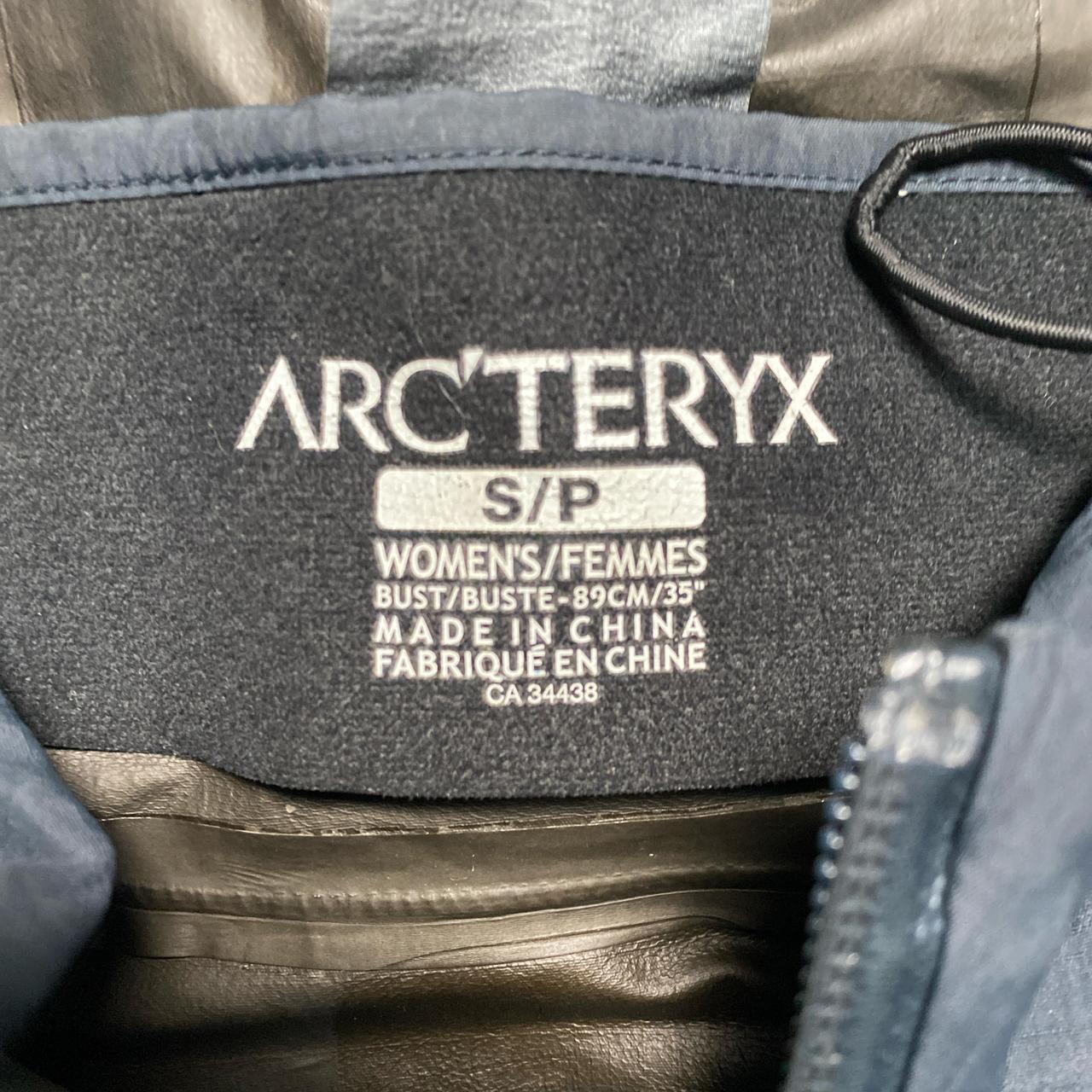 Arc’teryx Navy and White Goretex Paclite Shell Windbreaker Jacket