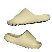 Yeezy Slide Bone (UK 4)