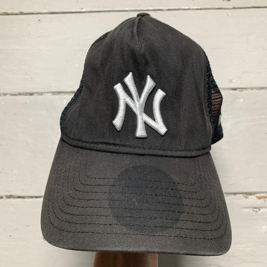 New York Yankees Trucker Cap Black and White