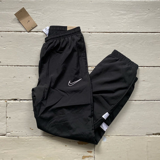 Nike Swoosh Shell Bottoms (Women Small)