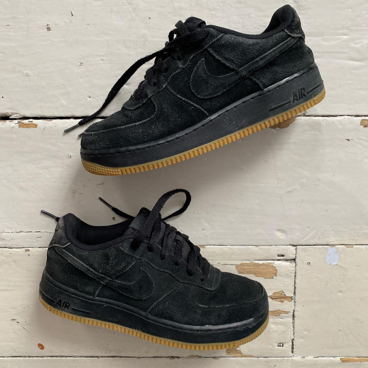 Nike air force on sale black suede gum sole