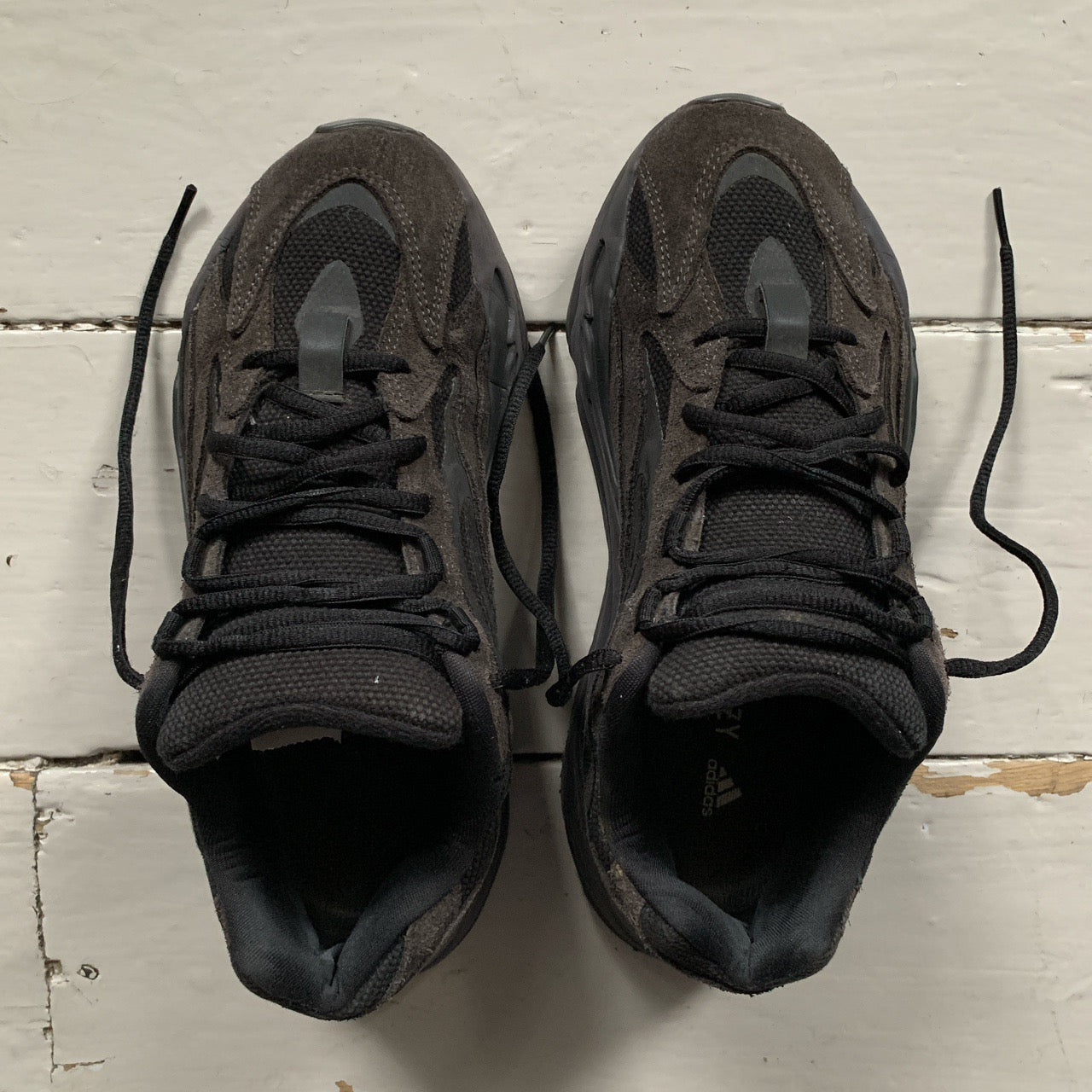 Yeezy 700 V2 Vanta Black (UK 7)