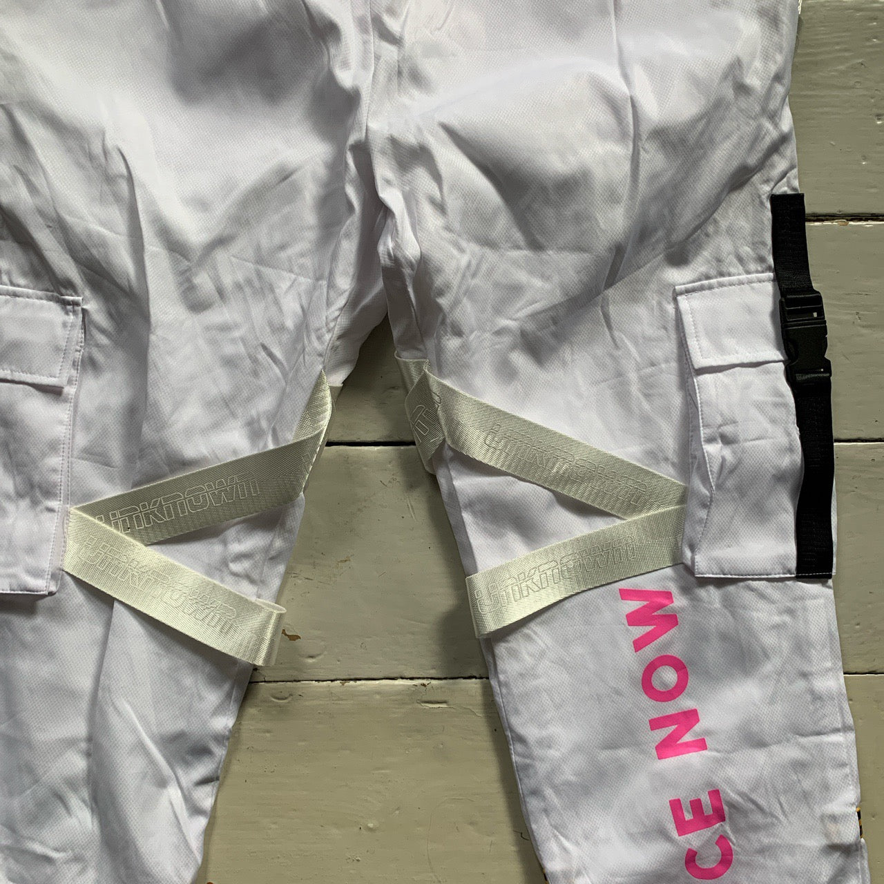 Unknown London White Cargo Utility Shell Bottoms (Medium)