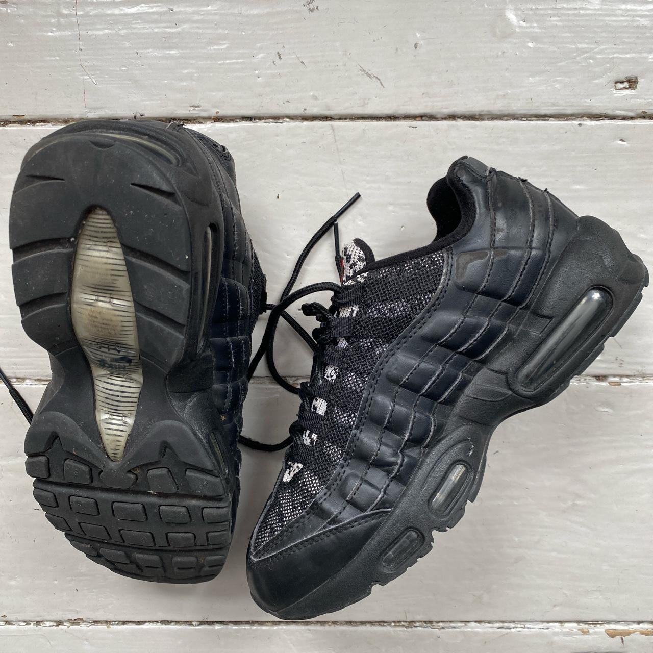 Nike Air Max 95 Black and Red (UK 6)