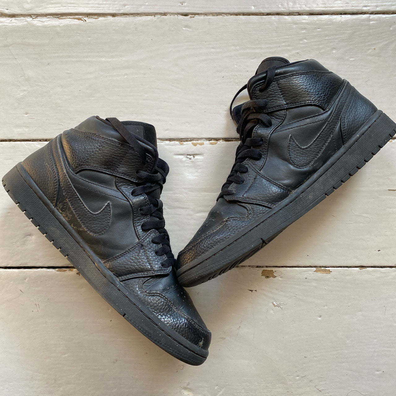 Jordan 1 Black Mids (UK 8.5)