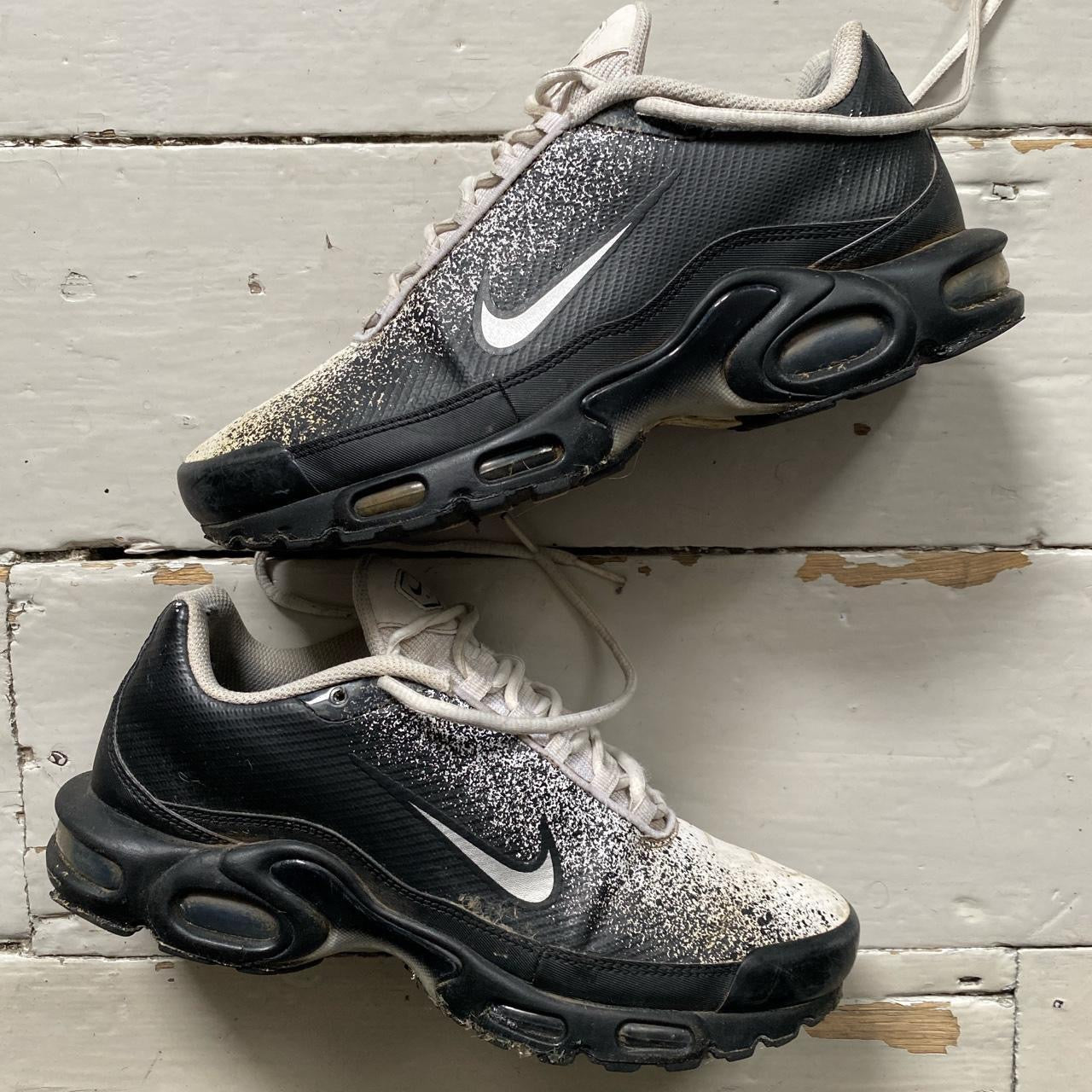 Air max plus outlet black white spray paint