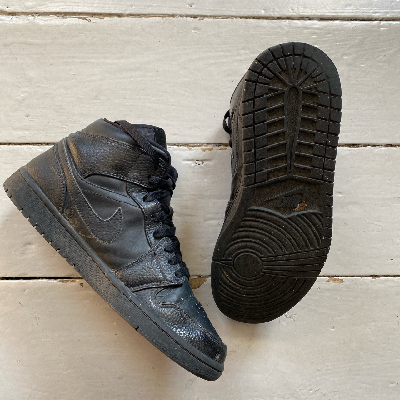 Jordan 1 Black Mids (UK 8.5)