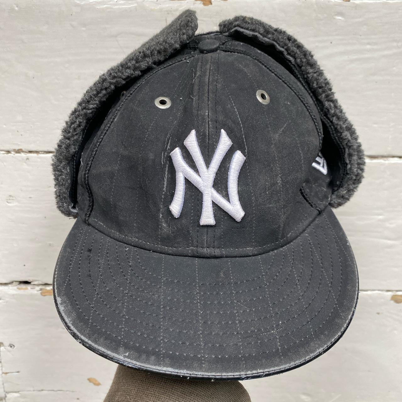 New York Yankees Black Dog Ear Fitted Cap (Size 7)