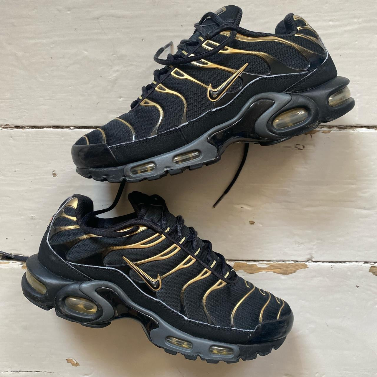 Black n clearance gold tns